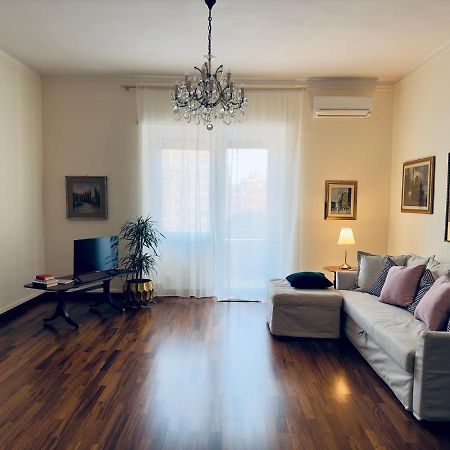 Elegant Apartment In City Center Cagliari Exterior foto